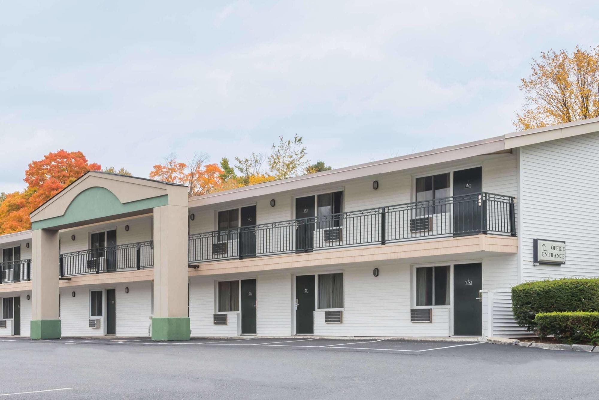 Days Inn By Wyndham Lenox Ma エクステリア 写真