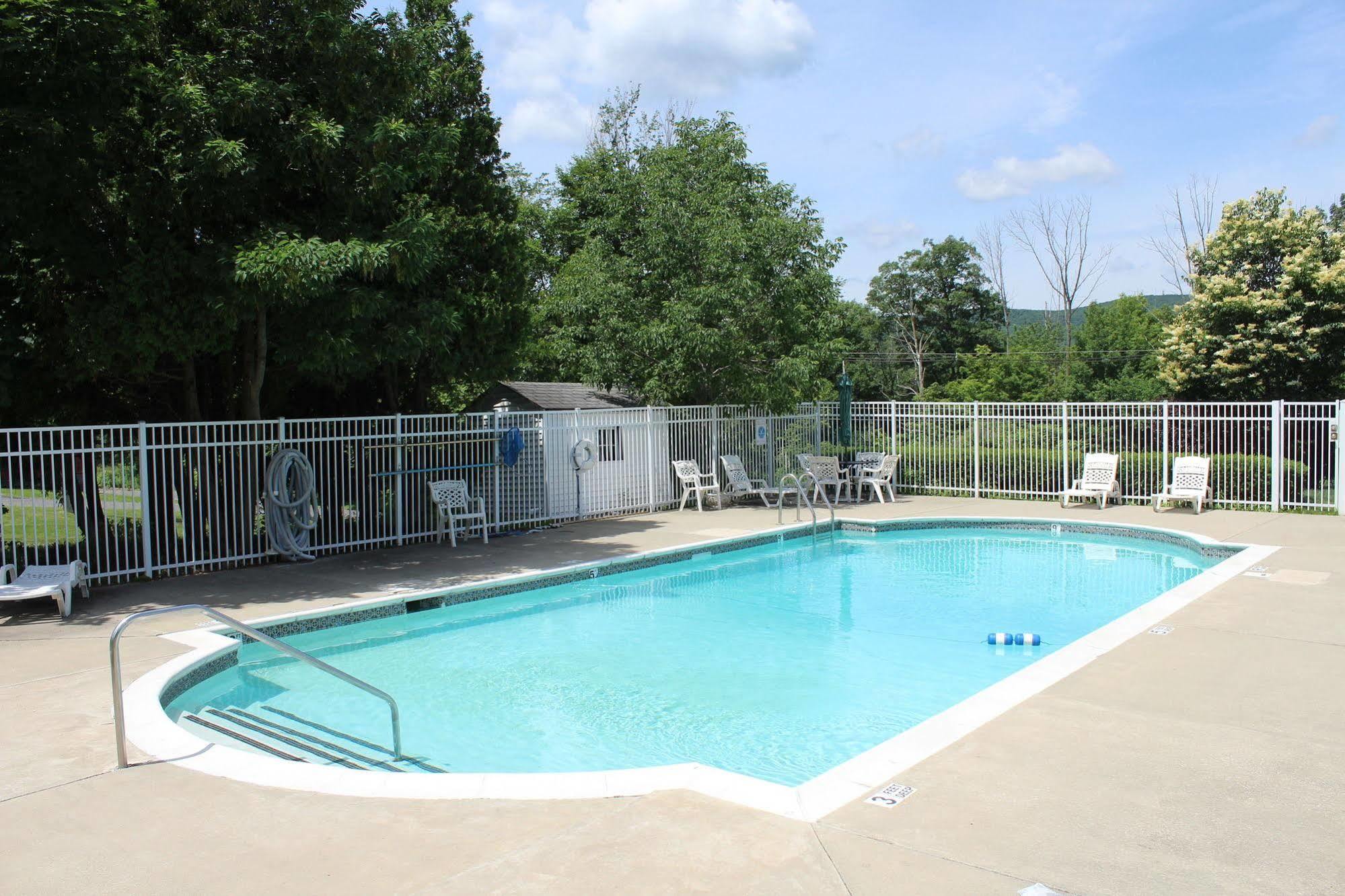 Days Inn By Wyndham Lenox Ma エクステリア 写真